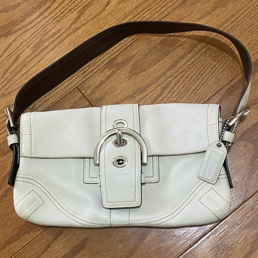 vintage Coach Soho small flap shoulder bag in white leather.